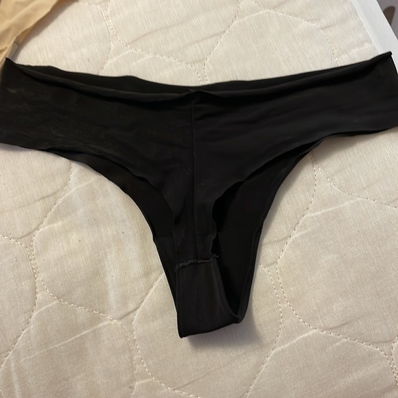 Set of 2 No Show Thongs Beige & Black from Pink & La Senza - Picture 3 of 6